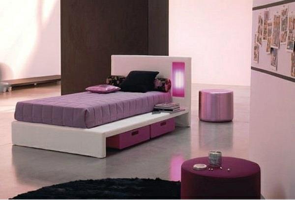 violetti makuuhuoneen sänky, jossa säilytystilaa matto ottomaania