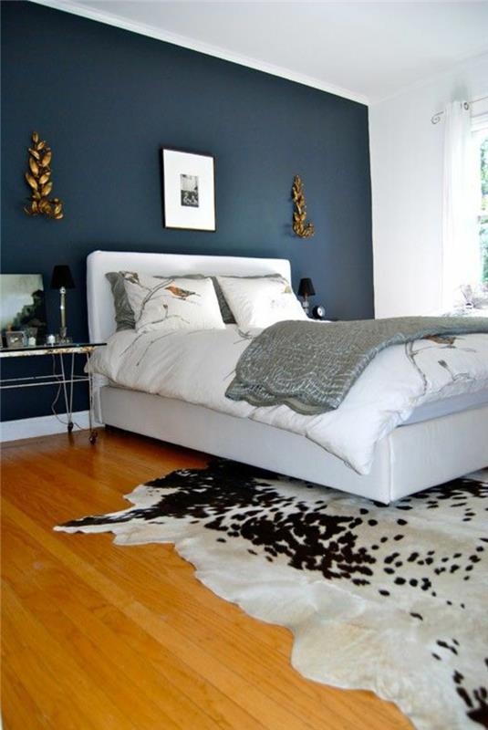 elävät ideat makuuhuone sininen seinät turkismatto valkoinen sänky