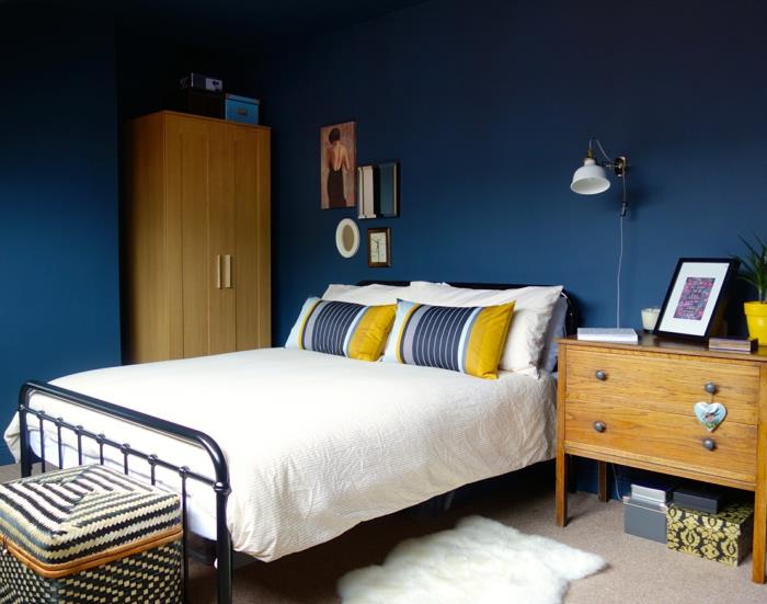 elävät ideat makuuhuone sininen seinät matto puukalusteet