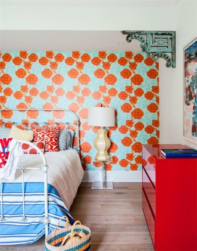 elävät ideat makuuhuone kukkakuvio tapetti värilliset huonekalut