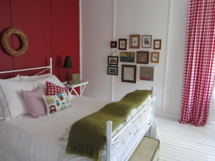 eläviä ideoita makuuhuone punainen aksentti seinävalaisin matto heitotyynyt