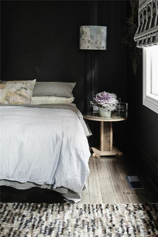 olohuone ideoita makuuhuone musta seinämaali puulattia matto juoksijat kukat