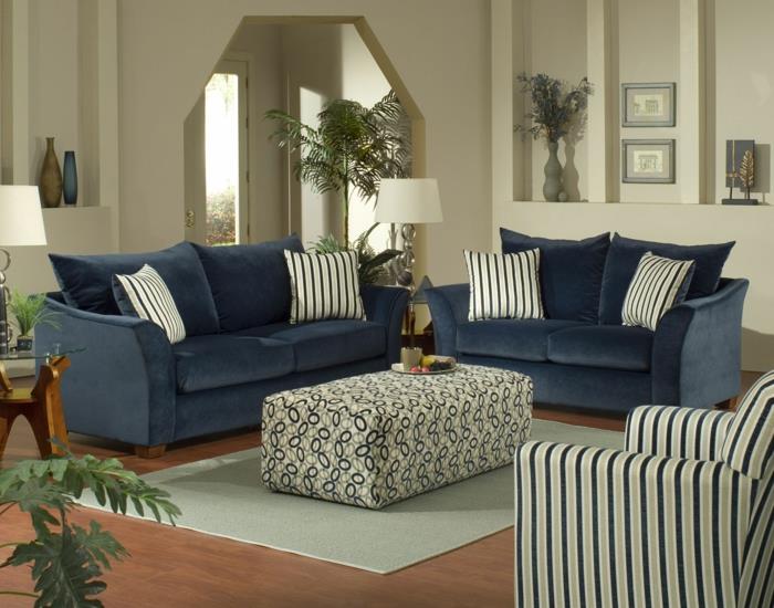 olohuone siniset sohvat heittävät tyynyjä raitoja