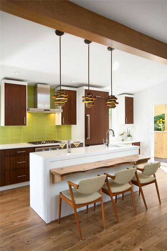Kalusta keittiö-olohuone raikkaat värit valaisevat keittiösaarta