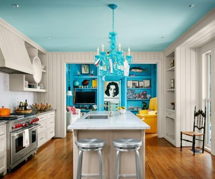 syötävä keittiö, jossa valkoinen keittiösaari ja sininen seinäyksikkö