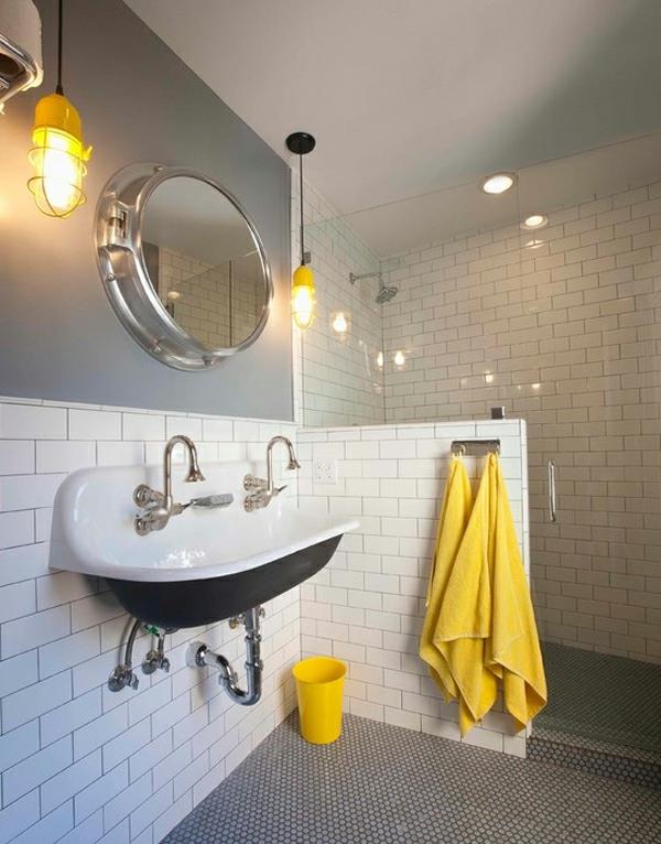 kaunistaa asuntoa valkoiset seinälaatat kylpyhuone keltaiset pyyhkeet