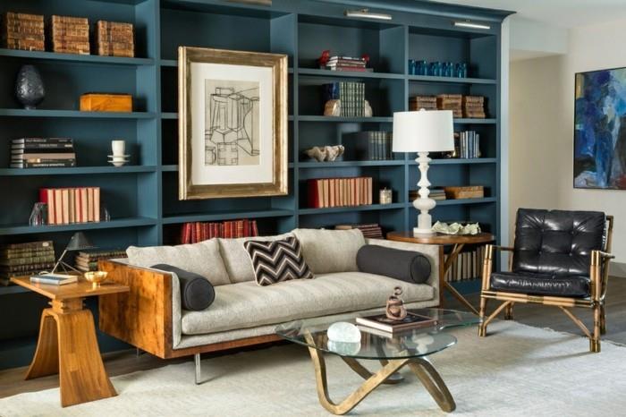 kodin sisustus tummansininen kirjahyllyt kirjasto sohva pehmustetut huonekalut päätypöydät puu