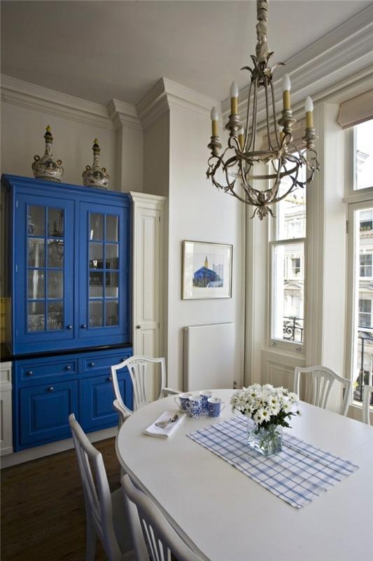 kodin sisustus kirkkaat värit ruokasali vitriini metallikruunu sininen kaappi