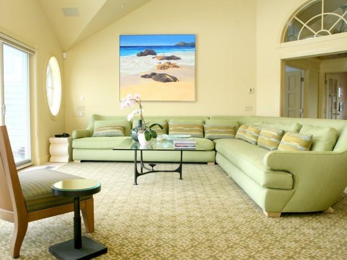 asunnon kalusteet vaaleankeltaiset seinät vaaleanvihreät huonekalut kaunis matto