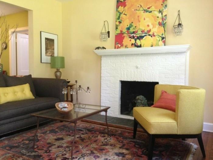 asunnon sisustus vaaleankeltaiset seinät takka keltainen nojatuoli