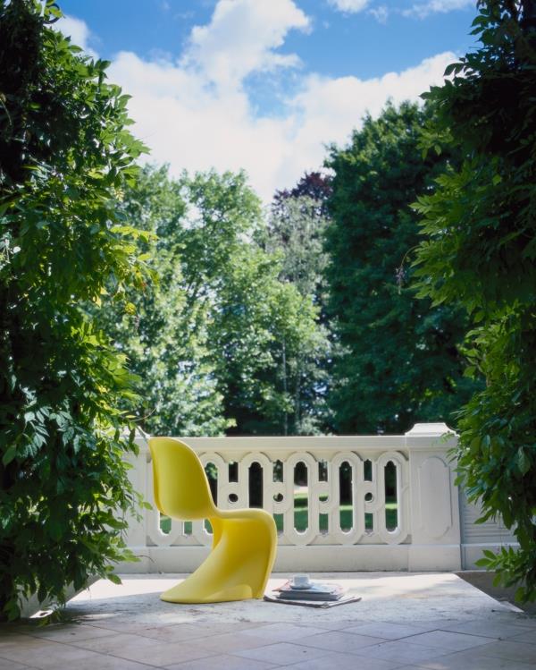 asunnon suunnittelu keltainen panton tuoli terassi