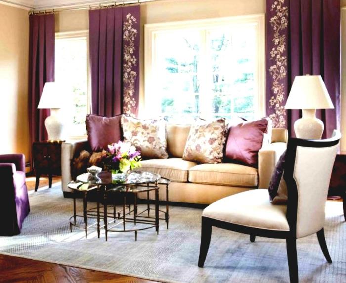 olohuone beige beige sohva violetit verhot vaalea matto kukkakoriste