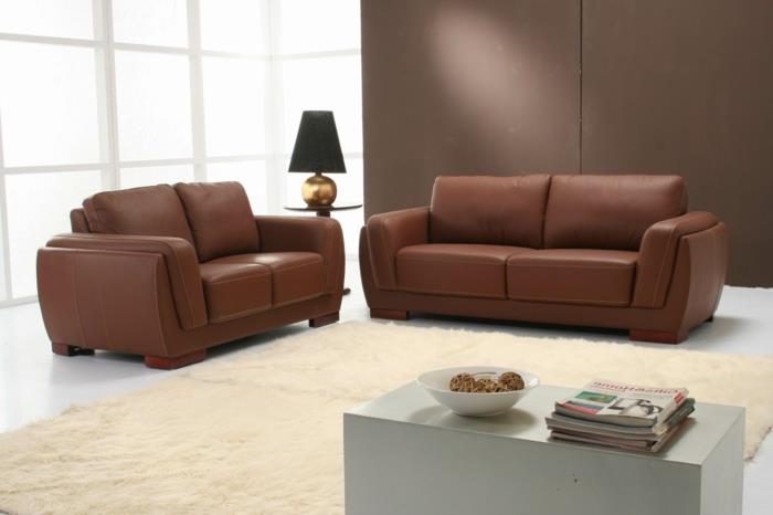 olohuone ruskeat ruskeat sohvat valkoinen lattia vaalea matto kerma