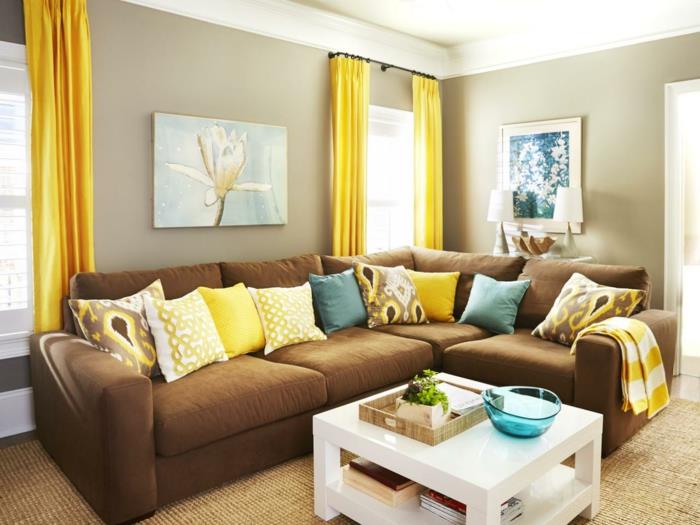 olohuone ruskea ruskea sohva beige seinät keltaiset verhot