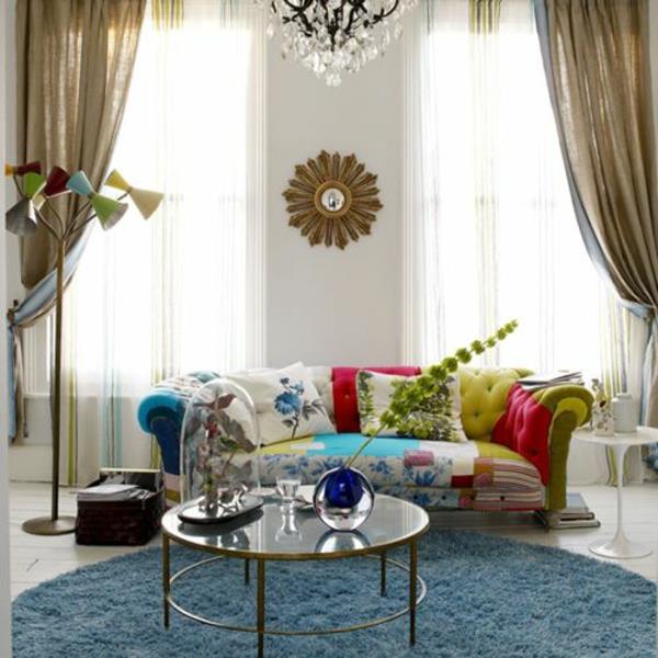 olohuoneen värit suunnittelu kesäpaletti sininen matto värikäs sohva kattokruunu