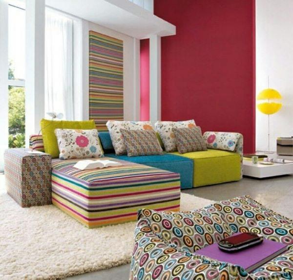 olohuoneen värimaailma kesäpaletti värikäs sohva valkoinen matto