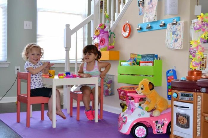 Olohuoneen sisustus lapsiystävällinen sisustusidea lasten matto lasten huonekalut leikkialue