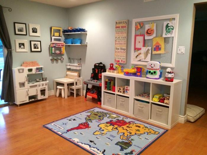 Sisusta olohuone lapsiystävällinen lastenhuone leikkialue lasten mattohyllyt lelut
