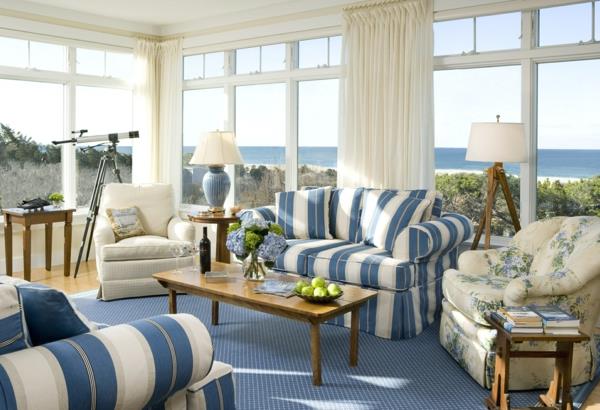 Kalusta olohuoneen maalaistyyliset raidat sininen matto