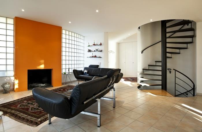 olohuone laatat lattialaatat musta nahka sohva oranssi aksentti seinä