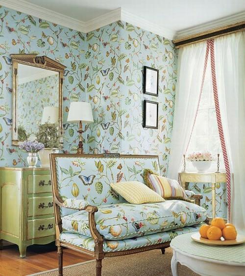 olohuone ranskalainen tyyli maalaismainen maaseudun sininen valo seinät sohva hoitopöydän peili