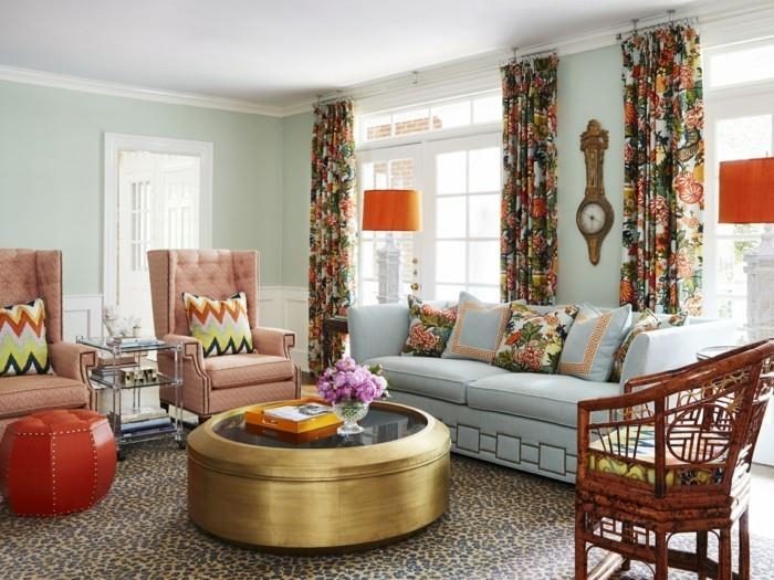 Olohuoneet on sisustettu värillisillä kuvioilla ja tyylikkäällä pyöreällä sohvapöydällä