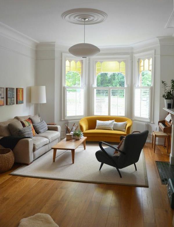design olohuone keltainen sohva hieno kattokruunu