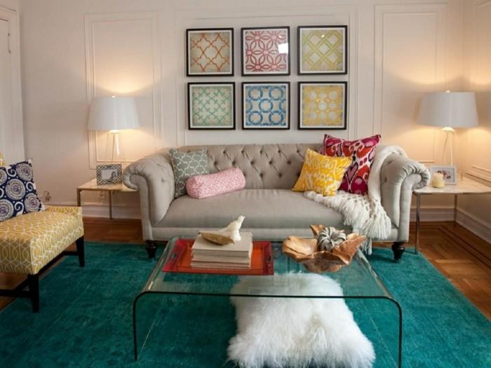 raikastaa olohuoneita harmailla matoilla ja beigeillä sohvilla, joissa on seinämaalauksia