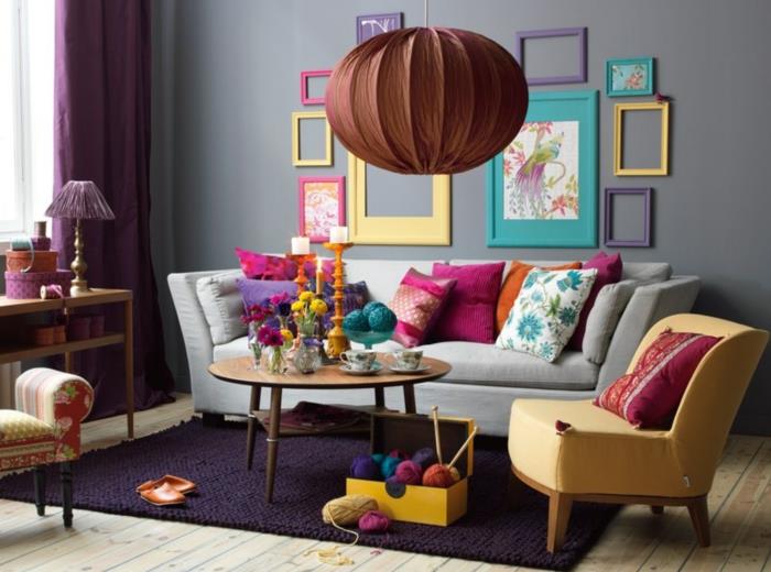 olohuoneen suunnittelu violetti matto ja värilliset valokuvakehykset seinälle