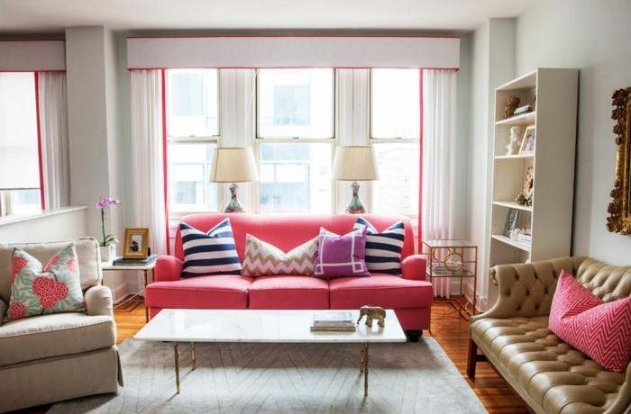 design olohuone vaaleanpunainen sohva kirkas matto ja raikkaat aksentit