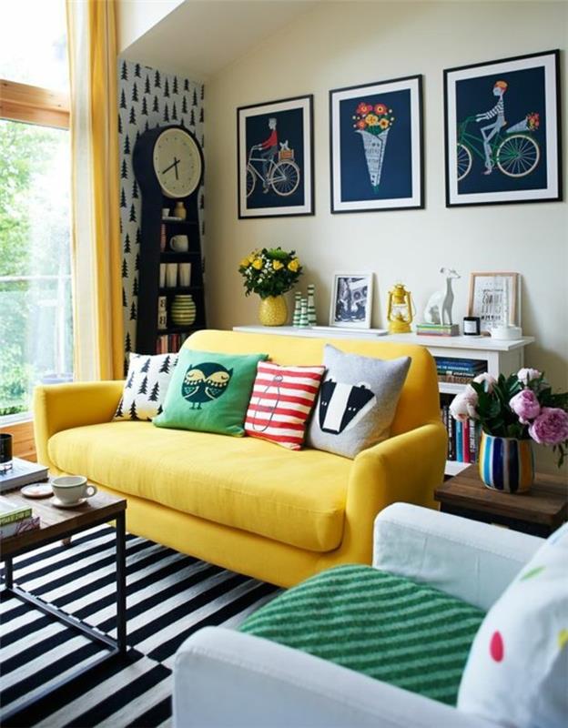 olohuone luo eläviä ideoita raidallisella matolla ja keltaisella sohvalla