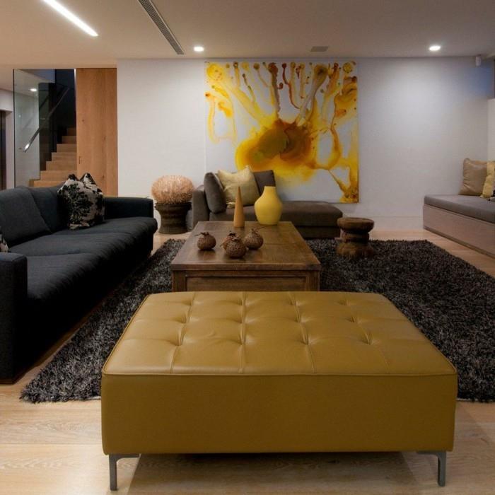 olohuone suunnittelu keltainen aksentti musta sohva matto feng shui