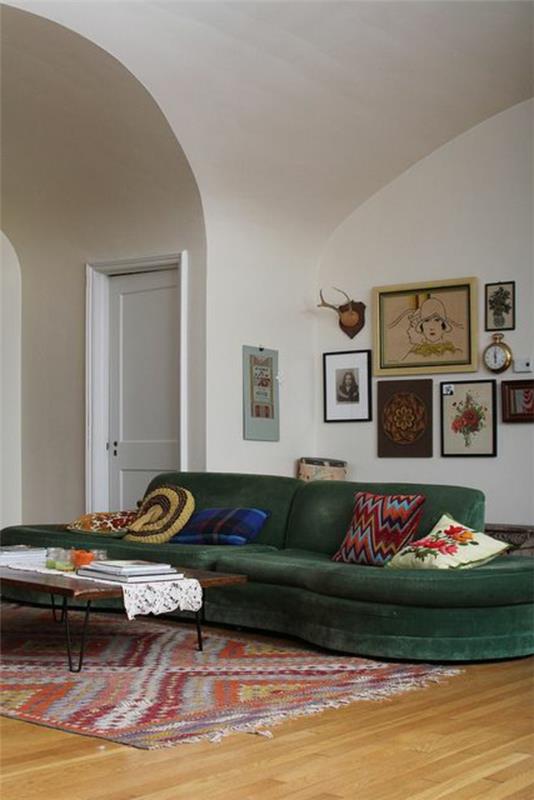 olohuoneen suunnittelu vihreä sohva retro -tyyliin