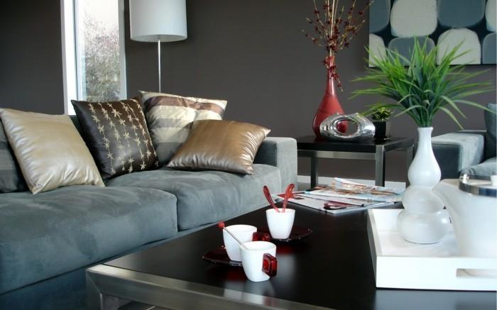 olohuone harmaa tyylikäs sohva tumman seinän väri
