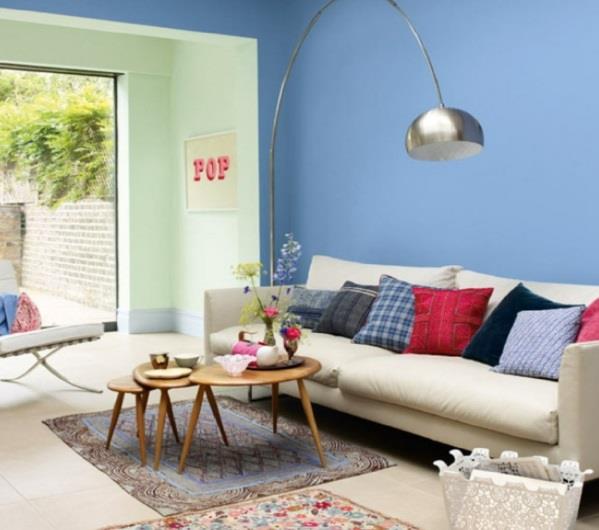 olohuone iso pehmeä sohvatyyny sininen seinän muotoilu