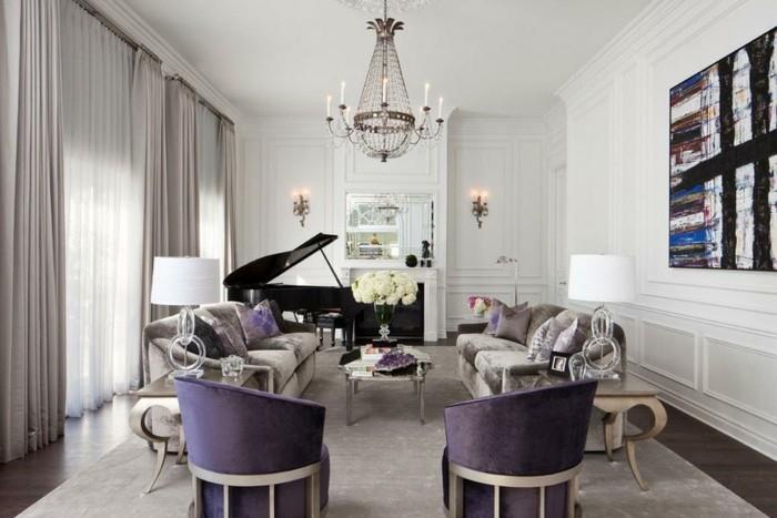 olohuoneen lamput violetit huonekalut kukkakoristeet piano beige verhot