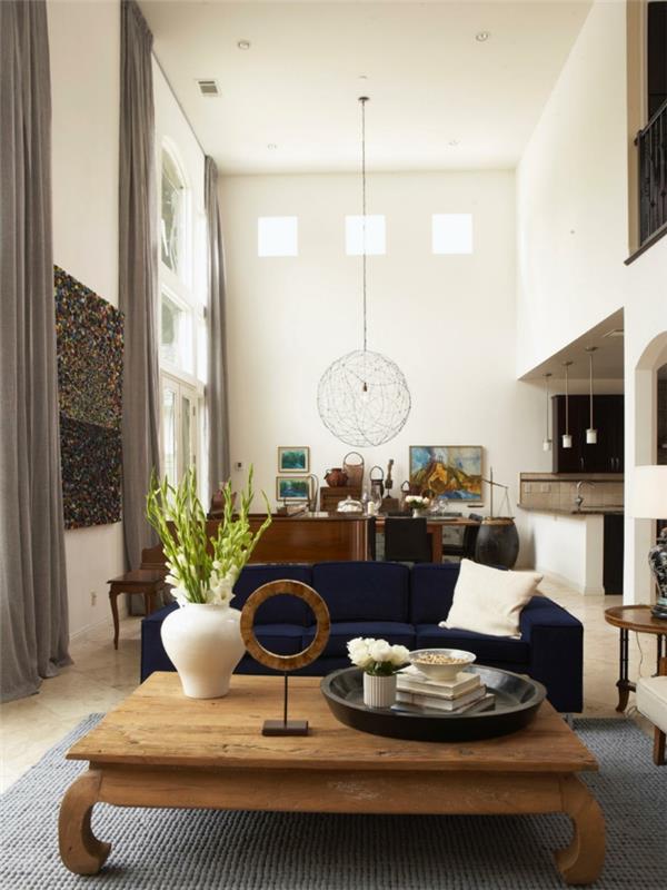 olohuoneen lamput riippuvalaisin maalaismainen sohvapöytä tummansininen sohva