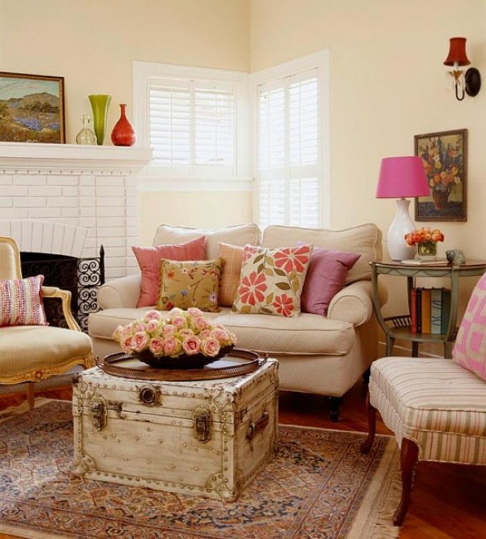 maalaistyylinen olohuone matto sohvapöytä takka kukat tarvikkeet