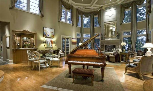 olohuone-huonekalut-piano-perinteisesti kalustettu-puulattia-korkea katto