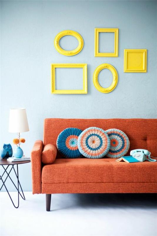olohuone oranssi sohva pyöreät heitotyynyt seinäkoriste