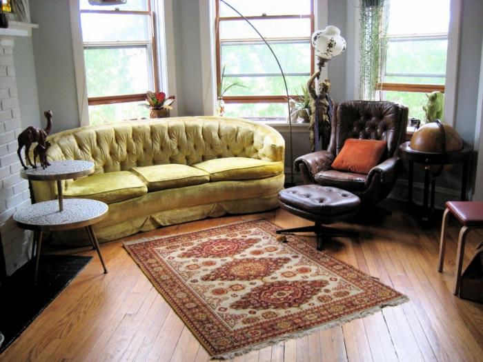 olohuone nojatuoli ruskea keltainen sohva puulattiatakka