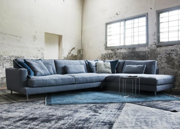 olohuoneen sohva sininen matot sinisen betonin sävyt näyttävät seinän suunnittelulta
