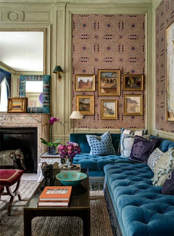 olohuone sohva sininen sohva seinäkoriste takka kodikas