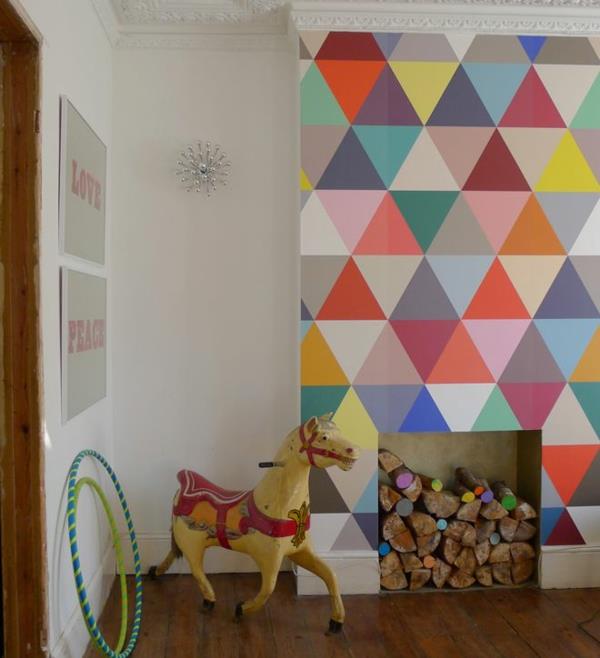 olohuoneen seinän suunnitteluideoita tapetti kuvio geometriset muodot värilliset kolmiot