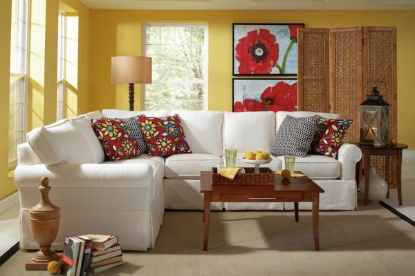 olohuone valkoinen sohva maalaistyylinen värillinen heitotyyny