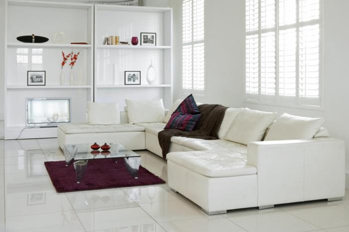 olohuoneen sisustusideoita valkoinen sohva violetti matto valkoiset lattialaatat