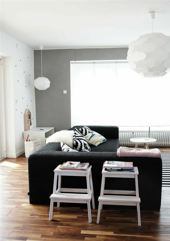 olohuoneen kalusteet yksinkertainen muotoilu musta sohva valkoiset sivupöydät