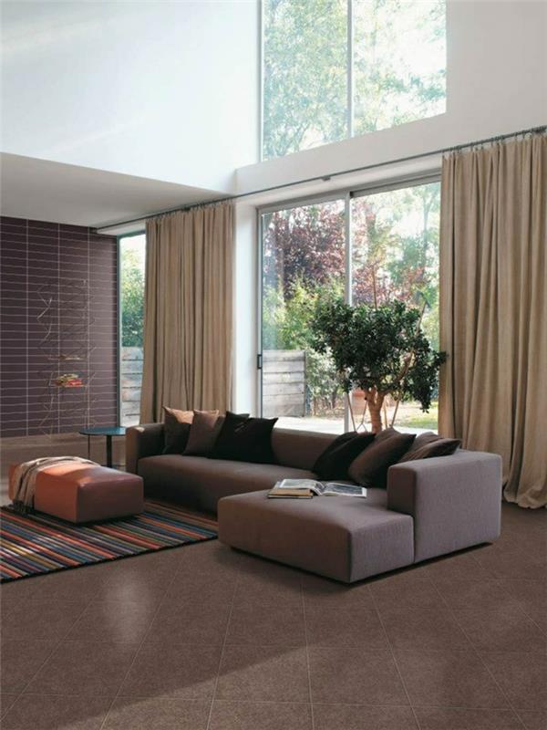 olohuoneen laatat ruskeat tyylikkäät pitkät verhot nauhat matto