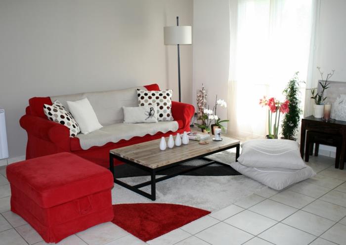 olohuoneen laatat valkoiset lattialaatat punaiset huonekalut kukat decovases