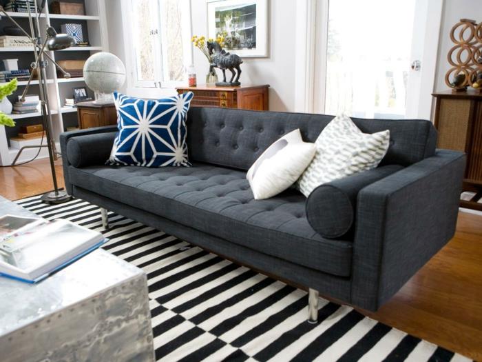 olohuoneen matto mustavalkoiset raidat ja harmaa sohva